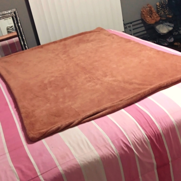 Beautiful Plush Soft Throw Blanket - Picture 1 of 7